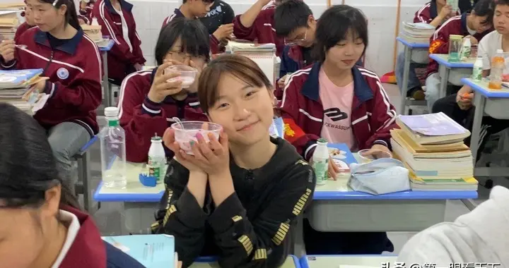 新闻特写|遵义江南卫校:趣味实践乐满校园 水果捞DIY 活动精彩纷呈