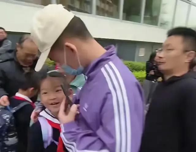 太温馨! 谢浩男接小妹放学: 妹妹开心向同学炫耀，想请哥哥吃螺蛳粉