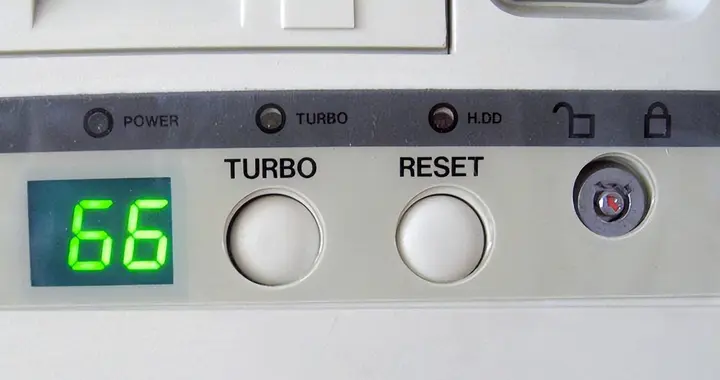 为什么90年代PC机箱前总有个加速键？