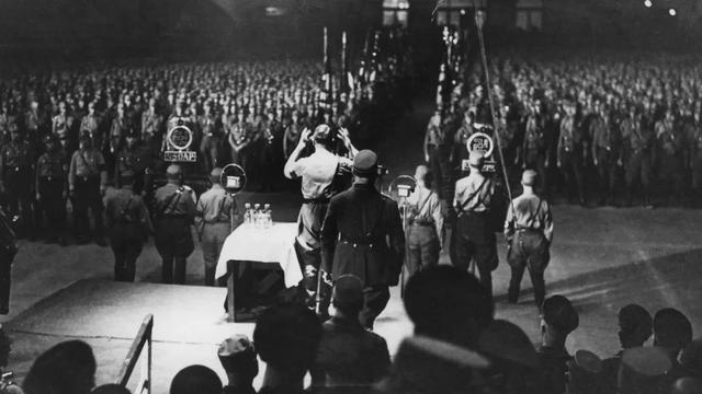 希特勒的500%关税点燃二战，特朗普会引爆什么？