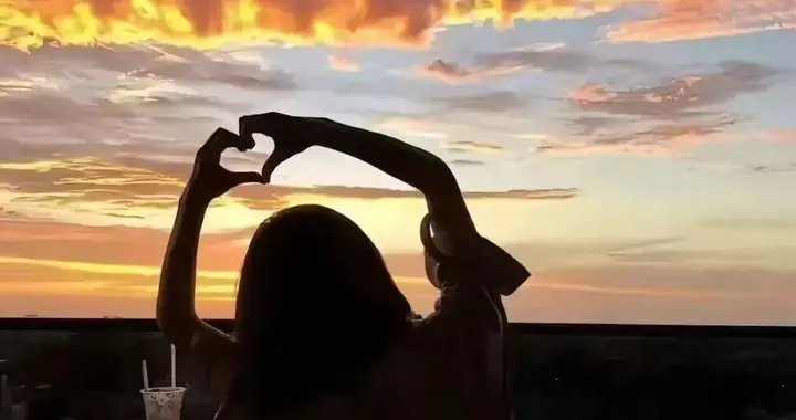 敬岁月，敬自己，敬闯过的难题；敬时光，敬勇气，敬不服输的你