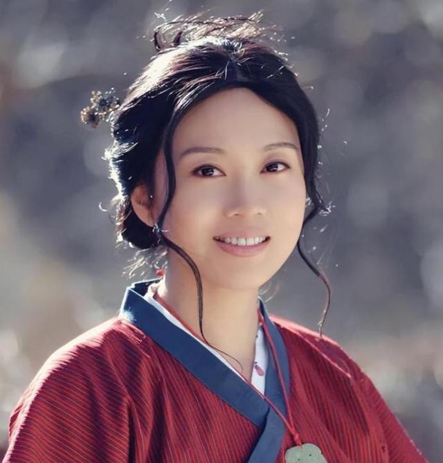 闫妮和邹伟离婚18年了，两人的生活相差太大