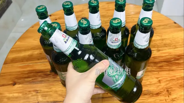 才发现，啤酒盖上有个机关，不用开瓶器，轻轻一拧就能打开，试试