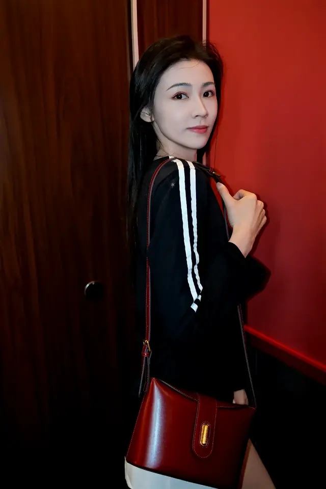 丁笑滢的黑与红相搭，简直太美