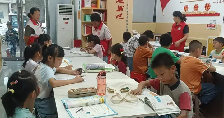 志愿服务进社区 暖心托管伴童度夏