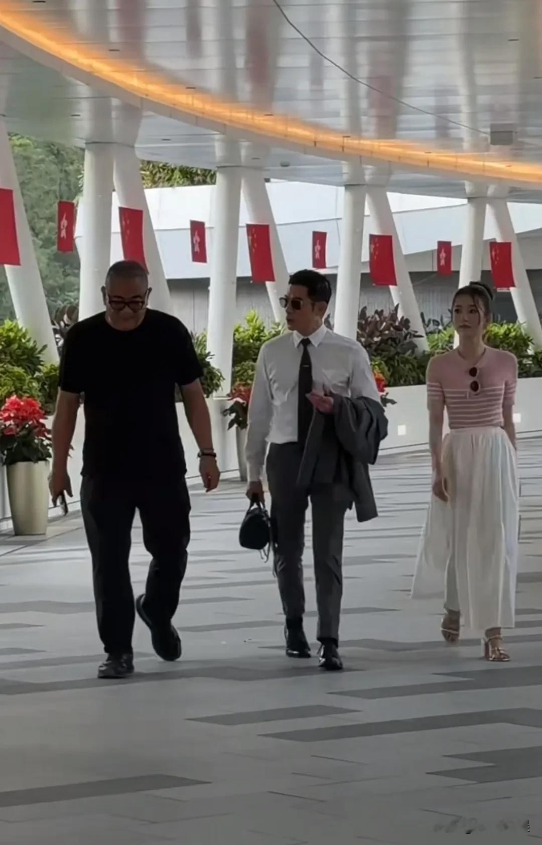 郭富城、方媛带着孩子和经纪人小美，一起出席马会的活动，走在郭富城身边方...