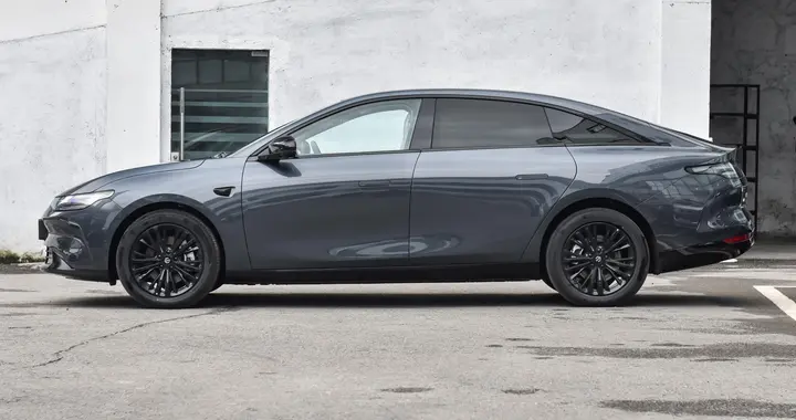 10万左右买C级车？轴距2930mm+前双叉臂，配三块屏+骁龙8295芯片