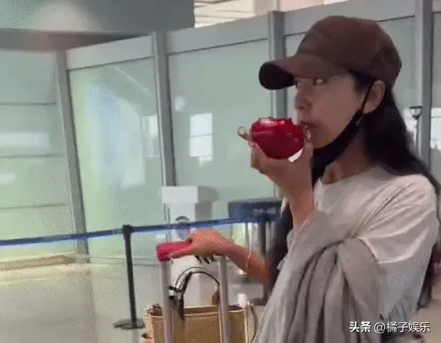 吉克隽逸在机场生吃红色彩椒，每一口都好香