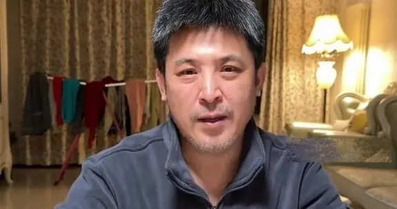 软饭硬吃？靠妻子上18次春晚，结婚30年没存款的他 和窦唯是同类人