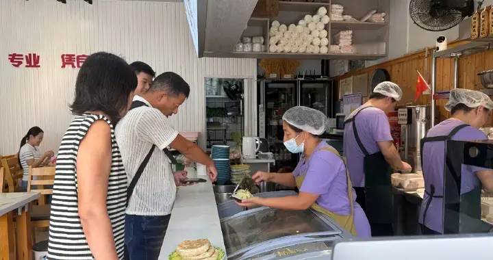 沈腾说在东北都难吃到这么好吃的馅饼，馅饼店老板：馅饼很普通