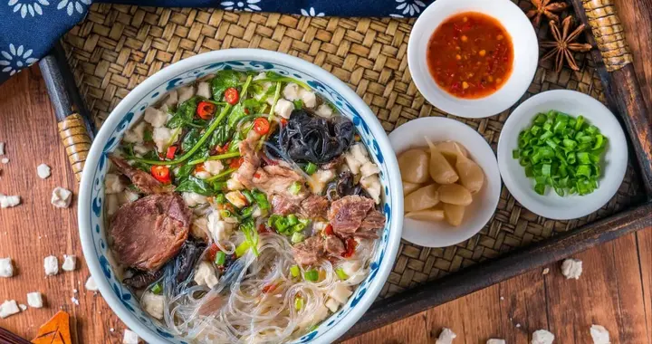 尴尬！在咸阳请广州人吃羊肉泡馍：一场美味与习惯的碰撞