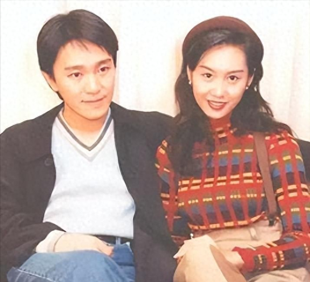 52岁的朱茵现状：住深山残屋，开2万块破车，却说嫁给他很幸福