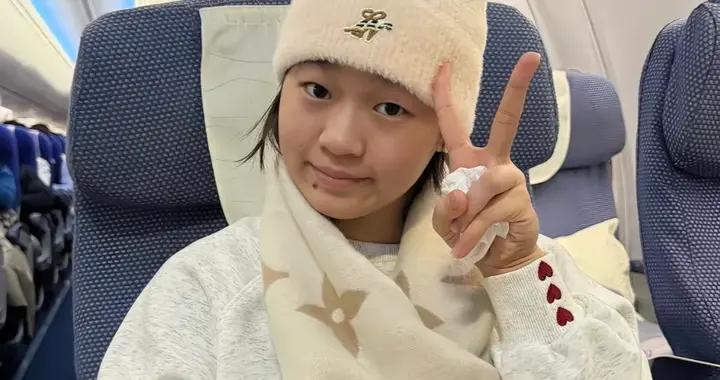 网友机场偶遇全红婵，身穿名牌却松弛感满满，与粉丝合影来者不拒