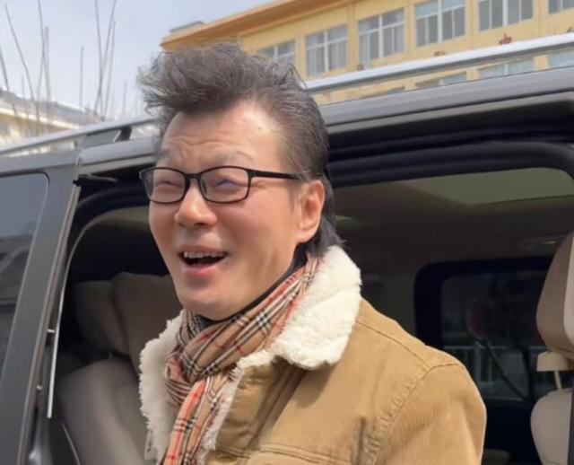 58岁李彬与洪剑涛在河北聚餐，李彬患病后老了好多，两人泪洒餐桌