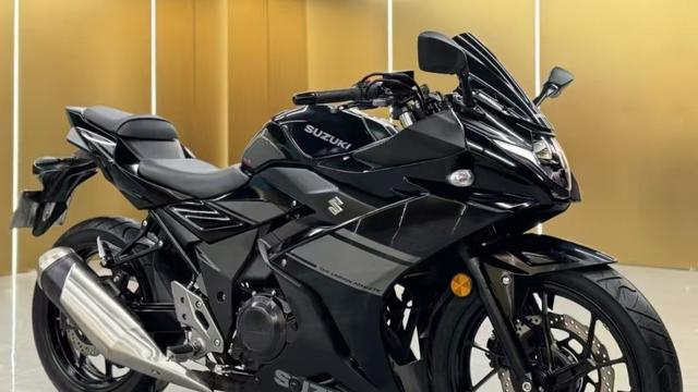 认真喵：玩摩托多年的表哥， 在张娅店里提