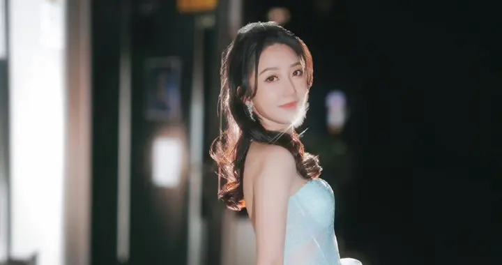 何依婷淡蓝抹胸裙，闪闪亮亮，优雅的港风女明星