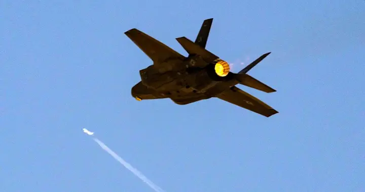 美国F-35被伊朗击中的背后：神话破灭，同一天坏消息不断