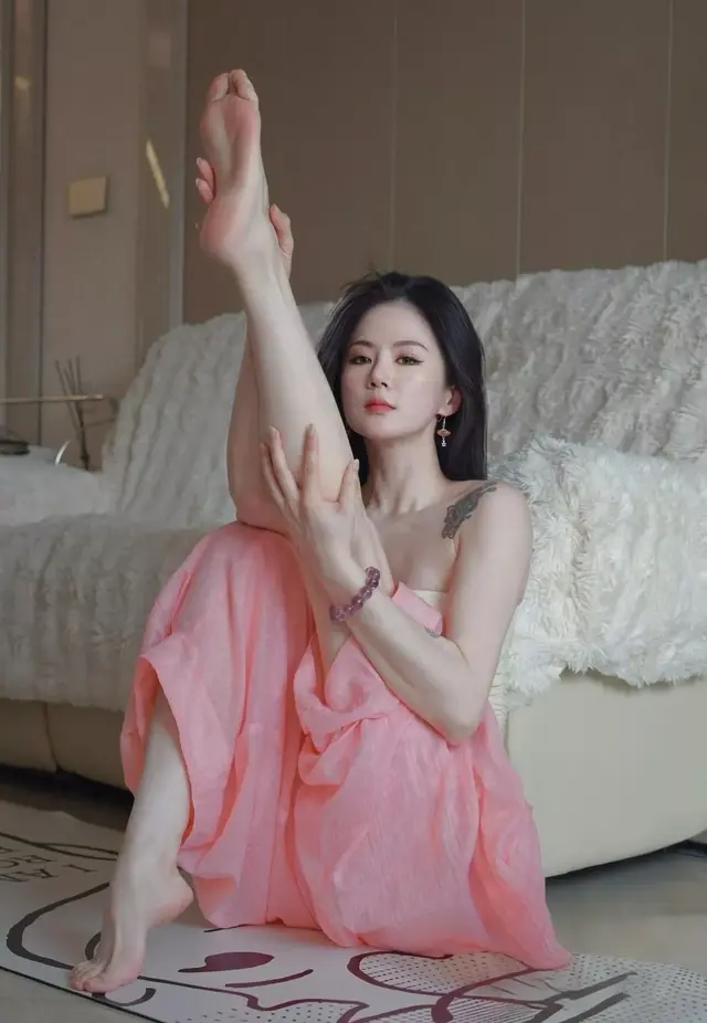 居家瑜伽:雕刻时光的美人。