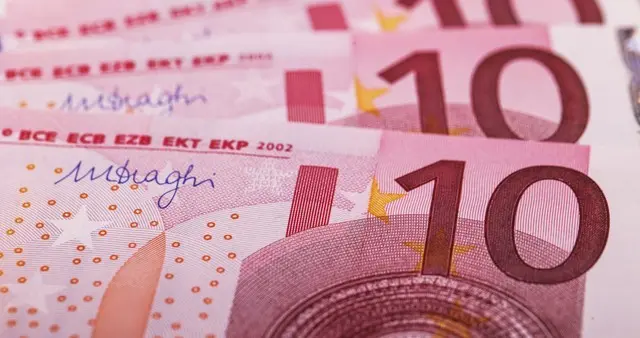 女儿返程发现妈妈偷偷藏的钱