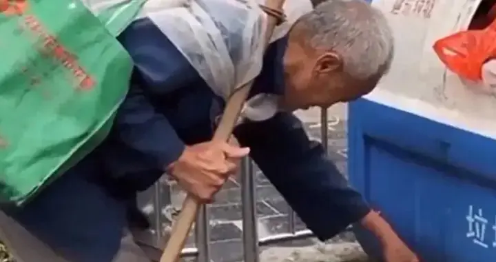 工地老板收留聋哑老人，亲人来接老人时，老板拦住要算清账才能走