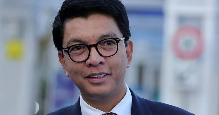 马达加斯加政局突变！总统乘法国军机离境，部队倒戈引发权力真空