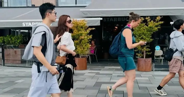 北欧出游偶遇杨采钰夫妇 二人互动亲昵 郎才女貌十分养眼