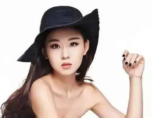 李小萌39岁了，为何还是这么少女，她的整体穿搭有何过人之处？