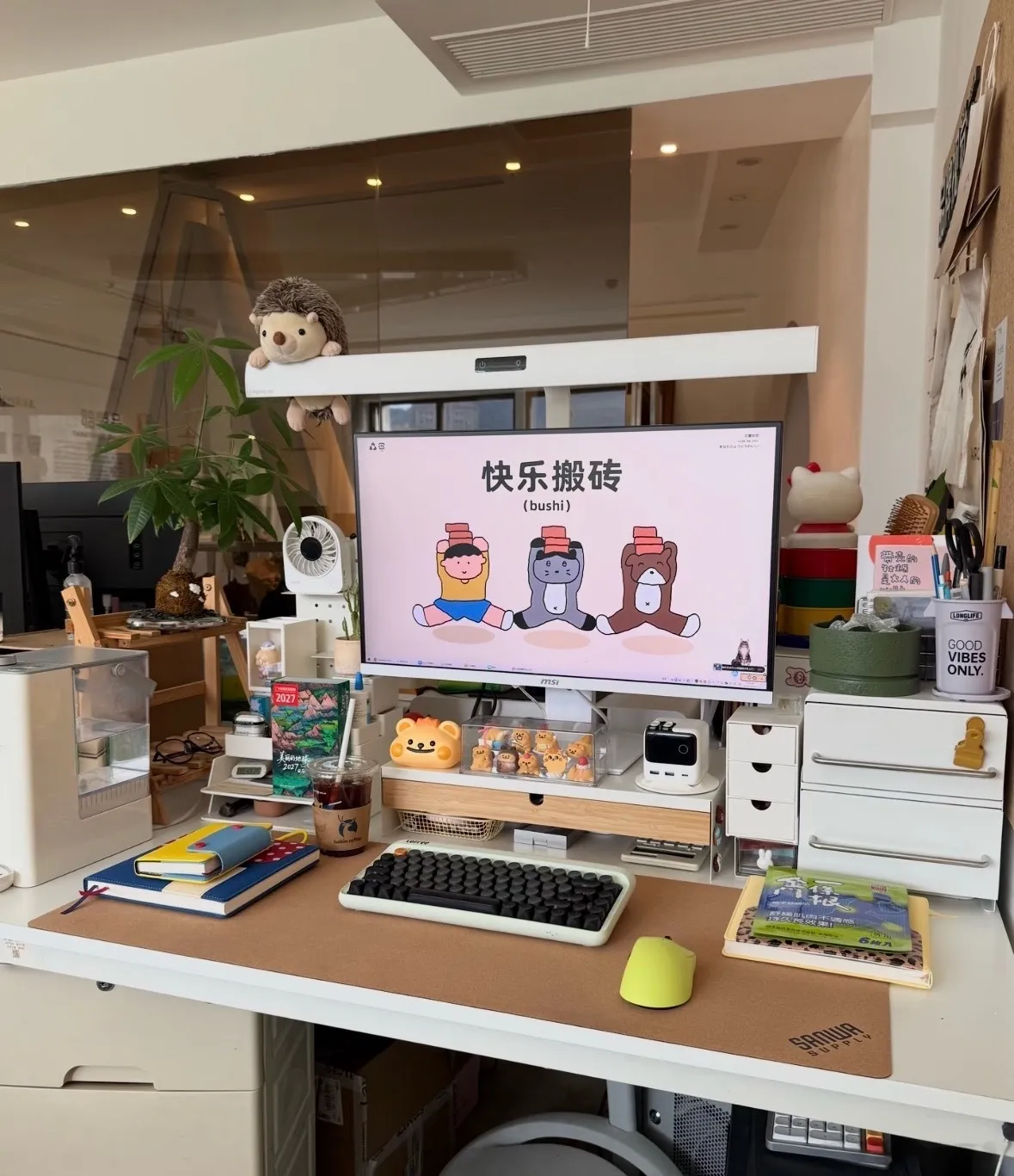 上班第一天给工位摆了阵 随手摆的小手办，水杯、台历，还有绿植。 就是自...