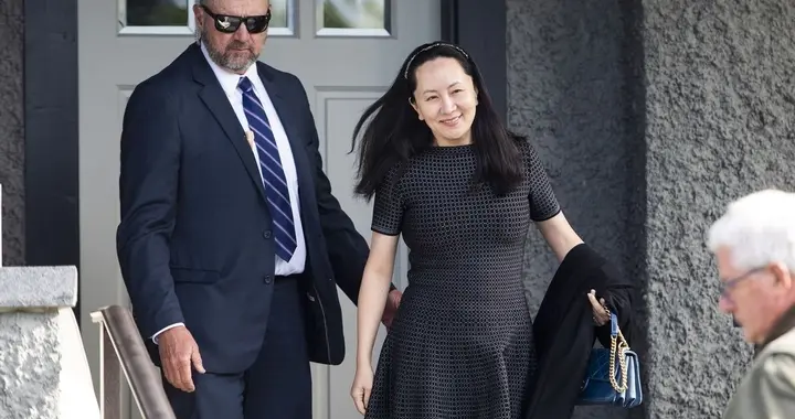 善恶有报！背叛中国、出卖孟晚舟的凶手现形后，如今遭到哪些报应