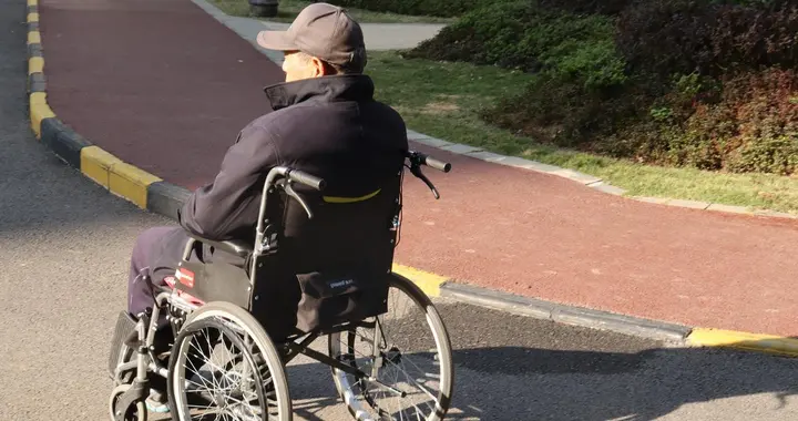 62岁儿子带87岁父亲住进养老院，哥姐夸他孝顺又聪明：我们都省心