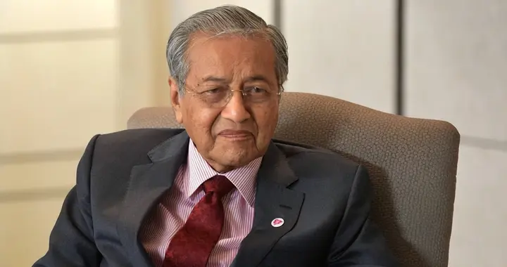 100岁的马哈蒂尔，预言关税战大结局，特朗普这次挑错了对手