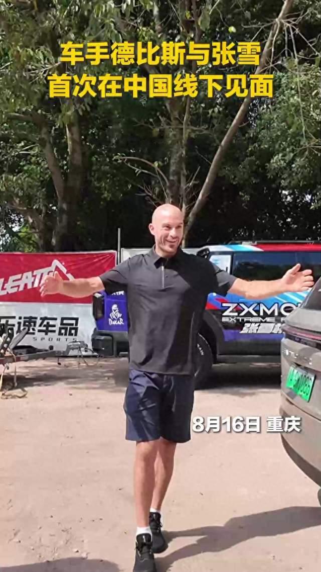 车手德比斯首次与张雪在中国见面
