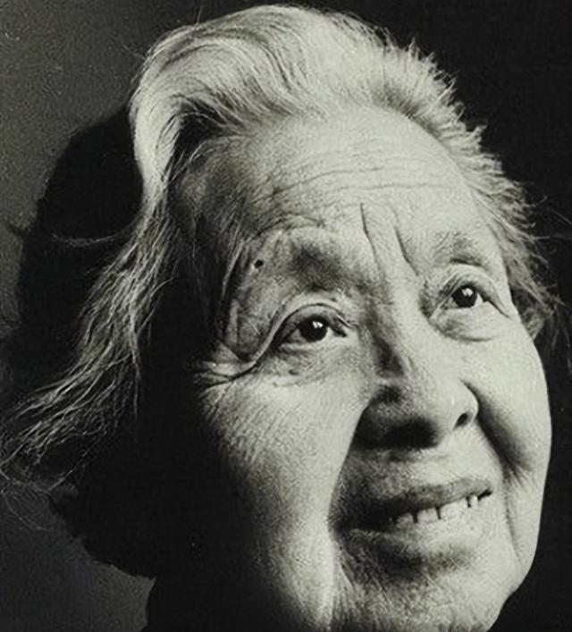1948年丁玲完成长篇小说，毛主席不提看法，却对丁玲提出一点意见