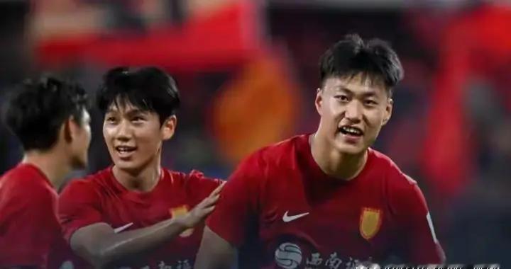 杀人诛心！铜梁龙2-0踢出争冠相，西海岸全场毫无脾气