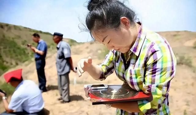 女硕士毕业当“风水师”，月收入2万，被质疑后她却说：没有骗人