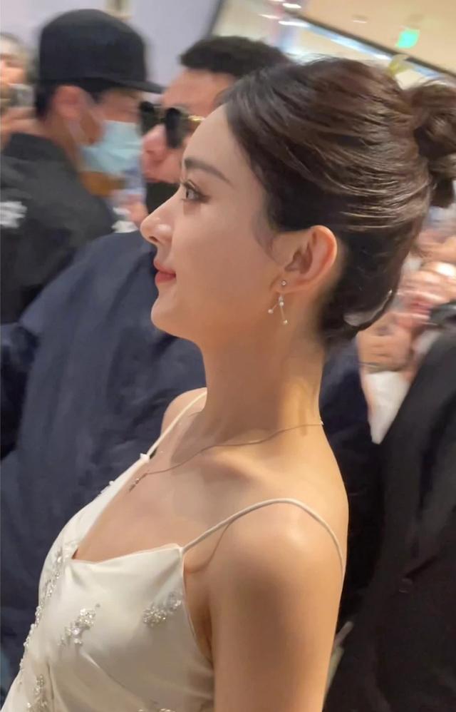 35岁赵丽颖颜值回春！活动生图美到瞠目，鞋子和仪态成槽点！