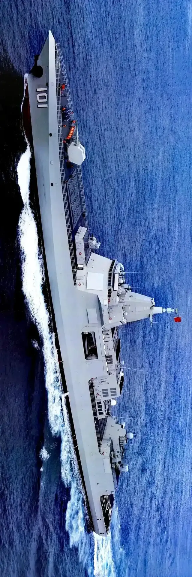 055型驱逐舰是海军自主研制的，新一代万吨级大型驱逐舰！