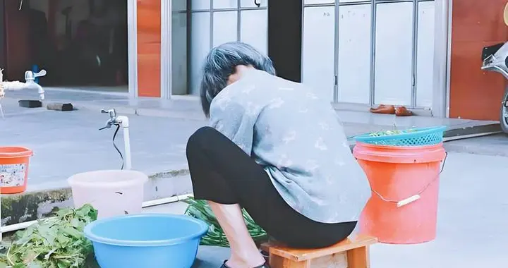 父母老了之后发现：从小被忽视的孩子最孝顺，被宠爱的变白眼狼