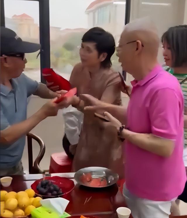 瑾汐亲妈晒钞能力，给莆田亲人挨个送大红包，一家人计划去拜妈祖