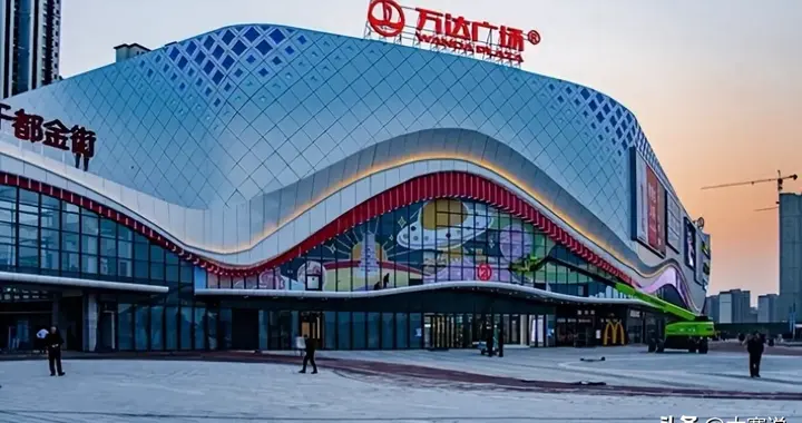 万达2026年能轻装上阵吗？王健林卖光广场还债，这条路能走通吗？