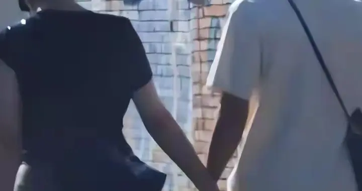 上热搜了，白百合和男子十指紧扣逛街，视频、照片被爆出