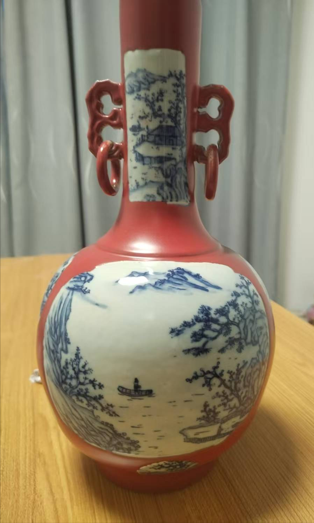 红釉开窗青花山水人物衔环双耳瓶：火土丹青的巅峰对话