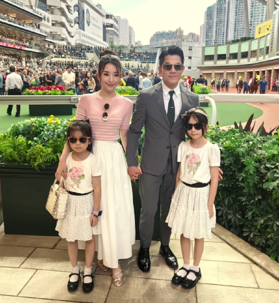 方媛郭富城一家四口合影，在香港沙田马场！夫妻俩手牵手，感情很好，前段时...