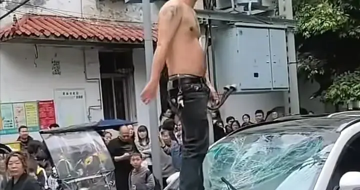 阆中男子当街暴力砸车后续，嚣张气焰十足，知情人曝光更多细节！
