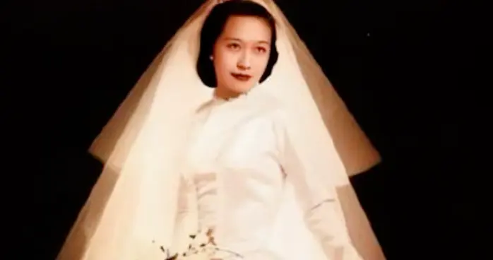 1950年，杨振宁和发妻杜致礼婚纱照，不愧是将门千金，气质太好了