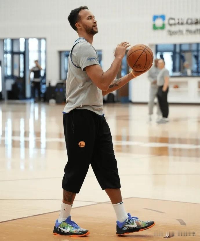 前中国男篮巨星李凯尔真是太英明了！今天据美国名记Shams透露，李凯尔...