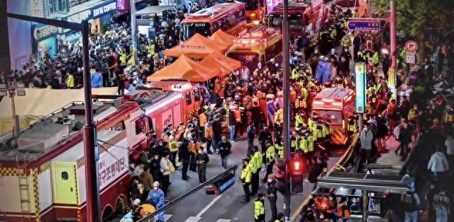 韩国梨泰院踩踏事件：12万人参加万圣节狂欢，每平米挤16个人