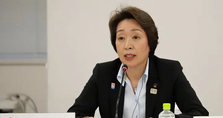 日本体坛美女高官，短发端庄双眼皮，宴会上向男选手强行要亲亲