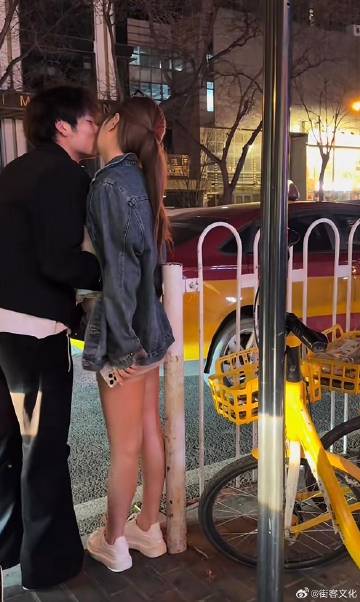 亲就亲嘛 干嘛要咬嘴唇呢 不痛吗….<span class="url-...