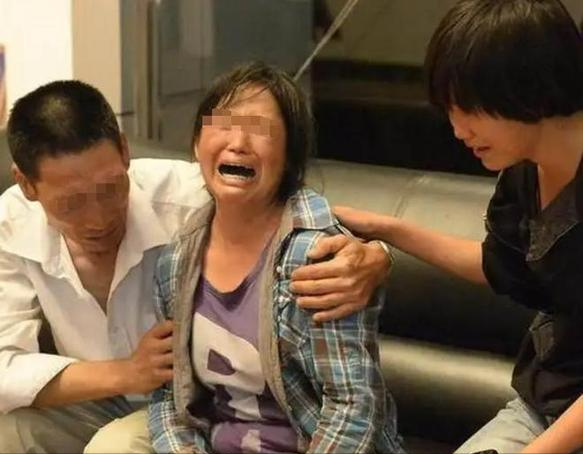 重庆一学生粪池遇难后续：知情人曝赔偿金额，母亲哭晕，同学回应